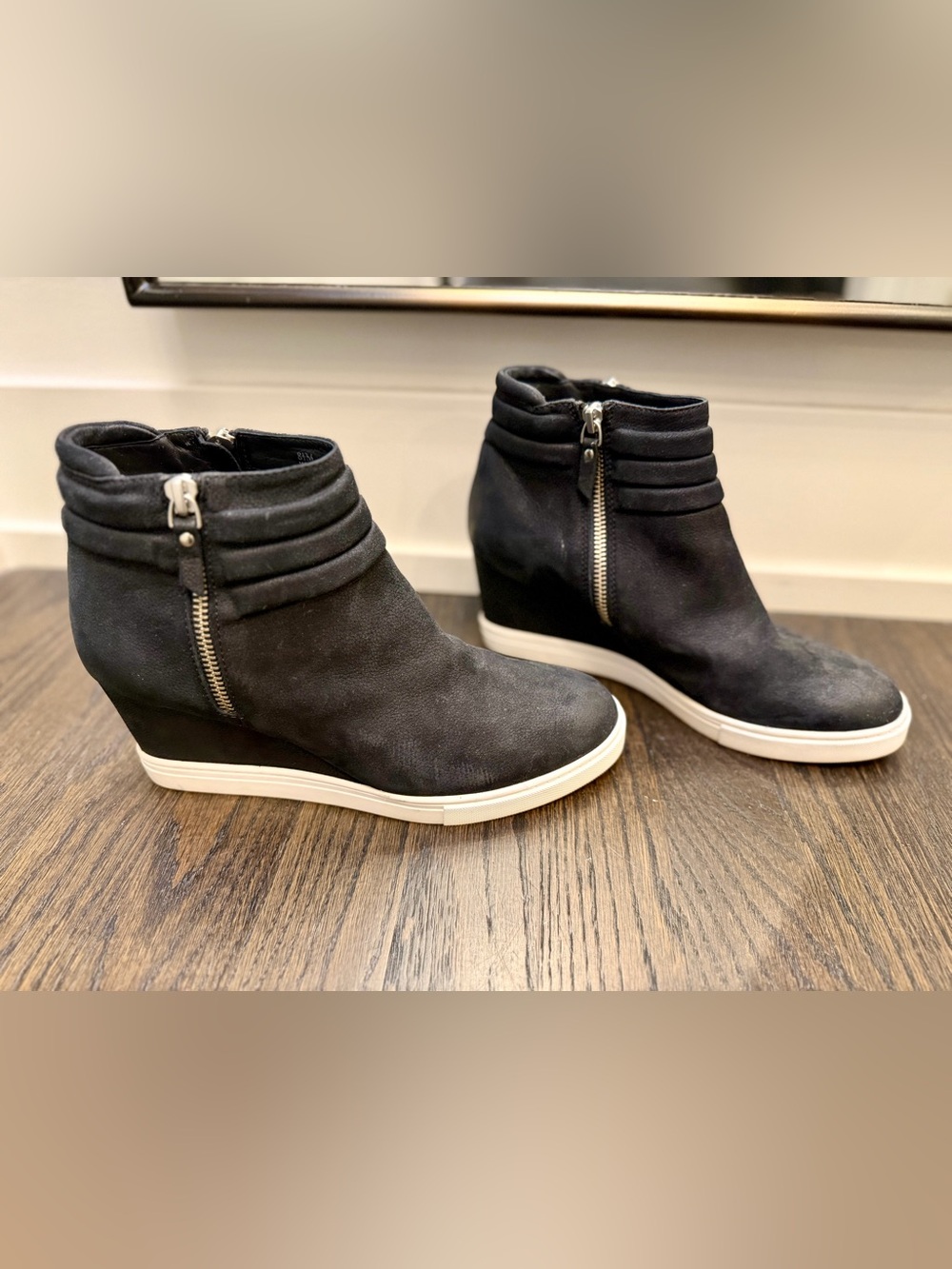 Linea Paolo Black Leather Wedge Sneaker Size 8.5 - Amazing Condition!